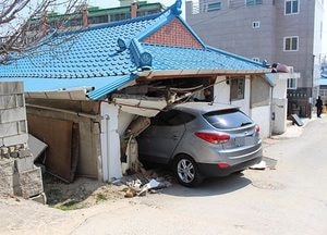 이천 사동리, 투싼 차량 주택으로 돌진‧‧‧‘식사중’ 1명 부상