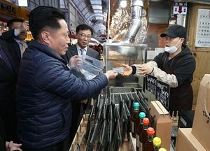 지역사랑상품권 ‘부천페이’ 출시…장덕천 시장, 역곡상상시장서 시범 사용