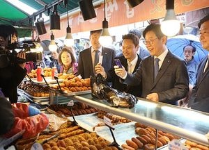 [포토]"도너츠 주세요" 수원페이로 도너츠 구매하는 이재명 지사