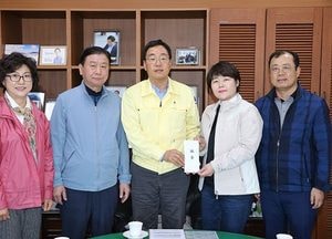 수원시의회, 속초시에 강원도 산불 피해 성금 전달