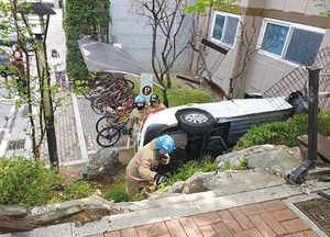 버스와 추돌 승용차 아파트단지로 돌진…1명 사망 2명 부상