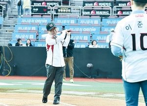 이재정 교육감, KT위즈파크에서 시타