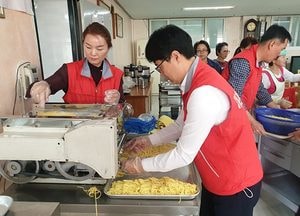 자유한국당 이천사랑봉사단 요양원 어르신들께 자장면 봉사