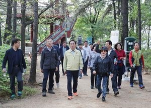 정장선 평택시장, 부락산 야간산행…운동시설 점검·주민의견 청취