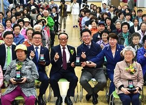 인천시, 전국 최초 IoT 안심폰 개통…스마트한 노인돌봄서비스 시행