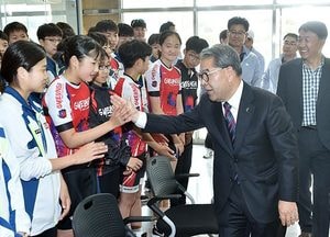 이재정 경기교육감 “운동은 자신과의 싸움에서 이겨내는 것”… 전국소년체육대회 훈련 중인 학생·지도교사들 격려