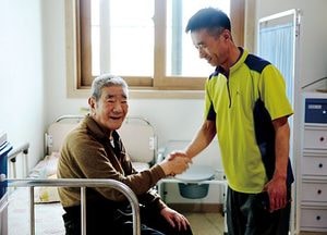 육군 제5기갑여단 김성수 원사·송상호 상사 봉사활동 화제