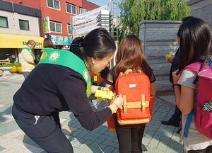 동구, 움직이는 스쿨존 교통안전용품 옐로카드 배부
