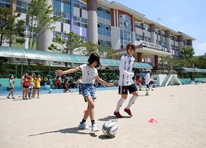 수원도시공사 여자축구단, 수원외국인학교·구운초등학교에서 일일 체육교사로 변신