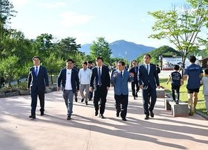 이재명 “세계지질공원 인증에 최선 다해 주길”…포천 한탄강 지질공원 센터 방문