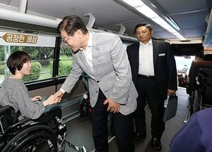 장애인전용 여행 특장차량 운행 시작… 道, 이 지사와 장애인 20여 명 ‘경기여행누림 체험투어