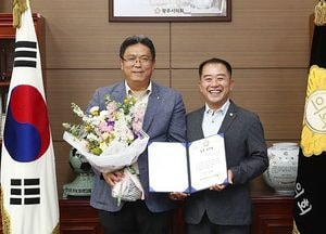 광주시의회, 6월의 칭찬공무원... 장석웅 초월읍 총무팀장 선정