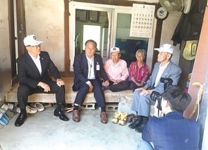 정동균 양평군수, 6·25 참전유공자 위문 방문…국가유공자 명패 직접 달아