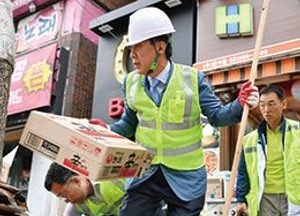 박윤국 포천시장, 취임 1주년 맞아 환경미화원 체험 소통행정 나서