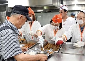 은수미 성남시장, 취임 1주년 행사로 무료 급식소 배식 봉사