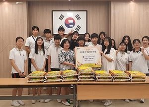 용인 성지중, 쿠키판매 수익금 어려운 이웃에게...교직원·학생 이웃돕기 쌀 15포 기탁