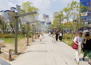의정부 역전근린공원에 쿨링포그 운영