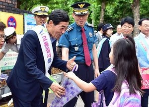 윤화섭 안산시장, 경일초 어린이보호구역 교통안전 캠페인 참여