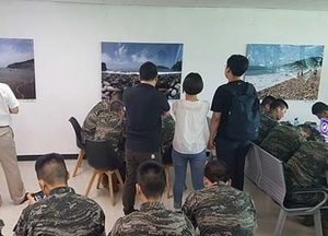 옹진군, 인천연안여객터미널 사진전시 인기…관광명소 사진 앞에서 기념촬영 줄이어