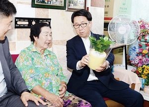 최종환 파주시장, 독거노인 510명 대상 반려식물 전달