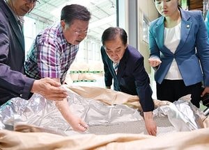 박윤국 포천시장, 친환경 기업 프로팩 방문…기업 애로사항 청취·생산라인 견학