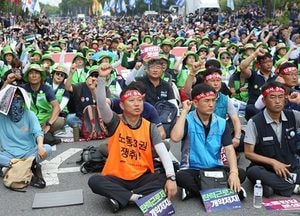 민주노총, 국회 앞에서 ‘근로제 확대 철회’ 총파업 대회