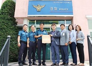 양평군, 치매극복 선도기관·단체 현판식 가져