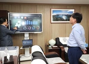 한대희 군포시장 "군포와 경기도의 최신 기업 동향 상황판 시장실에 설치"
