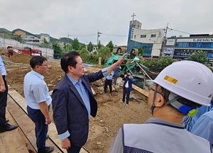 최대호 안양시장, 크레인 사고 현장 찾아 추가 피해 없도록 당부
