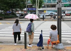 과천시, 신호 대기 중 쉬어갈 수 있는 ‘장수 의자’ 30곳 설치