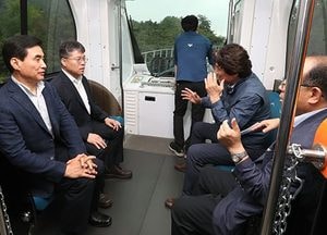 홍인성 인천 중구청장, 월미바다열차 개통 전 운행점검 나서