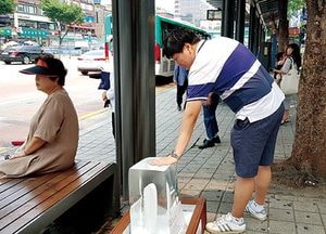 성남시, 버스 정류장에 얼음 비치… 시민들, 재미있고 신기해