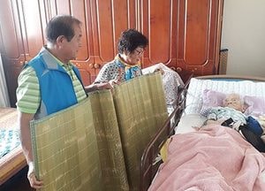 파주읍 누리보듬협의체, 취약계층에 ‘대나무 돗자리’ 전달