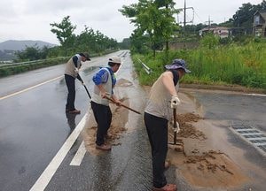 양평군, 도로보수원 장마철 도로 보수 만전