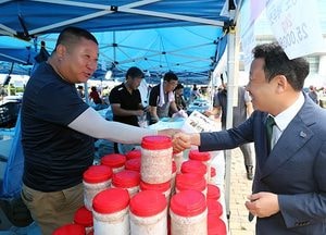 옹진군, 농수특산물 직거래장터 시민들 ‘북적’…10일까지 군청서 꽃게·포도 등 판매