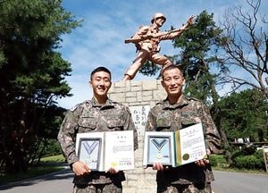 육군 6군단 청명부대 간부들 ‘헌혈 유공명예장·은장’ 수상