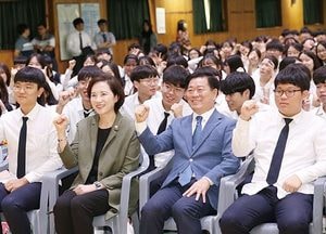 유은혜 부총리, 광명시 우수 교육정책 현장 방문