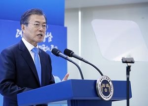 文 대통령 "디스플레이 산업 세계시장서 앞장"
