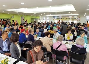 과천 중앙동 지역사회보장협의체·통장단, ‘어르신 행복한 밥상 나누기’ 행사 열어