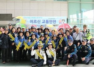 일산동부署, 교통안전 캠페인…반사우산･반사스티커 등 배부
