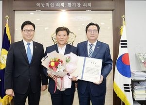 파주시의회 남명우 공원녹지과도시공원팀장 ‘이달의 칭찬공무원’ 표장