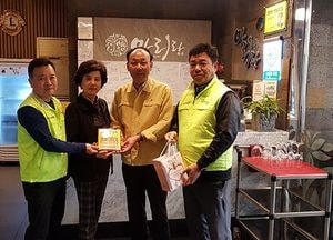 송내동 지역사회보장협의체 ‘착한집’목재 현판 전달