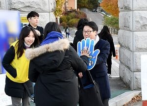 최종환 파주시장,  수험생들과 일일이 ‘하이파이브’…문산고·문산수억고 찾아 격려