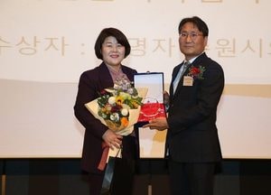 수원시의회 조명자 의장, 한방난임사업 유공 감사패 받아