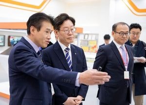 이재명, SK 하이닉스 충칭 공장 시찰···반도체 국제경쟁력 강화