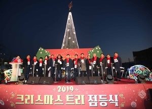 동인천역 북광장에 초대형 트리 겨울밤 밝히다