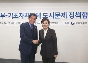 윤화섭 안산시장, 김현미 국토부장관 만나 시 현안사업 건의