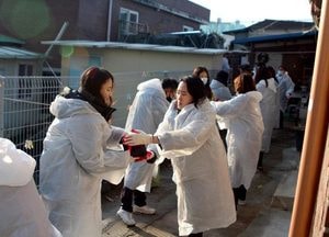 따뜻함을 옮기는 중...경기도청 노조 등 4개 단체, 의정부서 사랑의 연탄 봉사