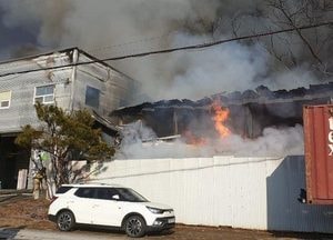 광주 가구창고에 불…인명 피해 없어