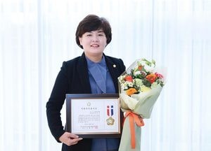 박경아 화성시의원, 지방의정봉사상 수상